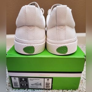 9.5 Cariuma Low Off White K it Sneaker